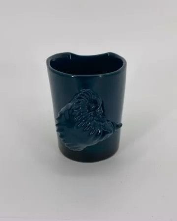 Donkerblauwe beker met een vogel in reliëf op de zijkant