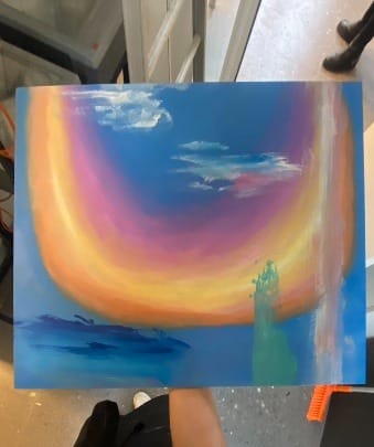 Schilderij met een gloeiende boog in oranje en roze tegen een blauwe lucht, boven het water