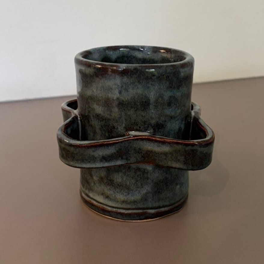Blauwgroene beker met een golvende band rondom die als oor dient