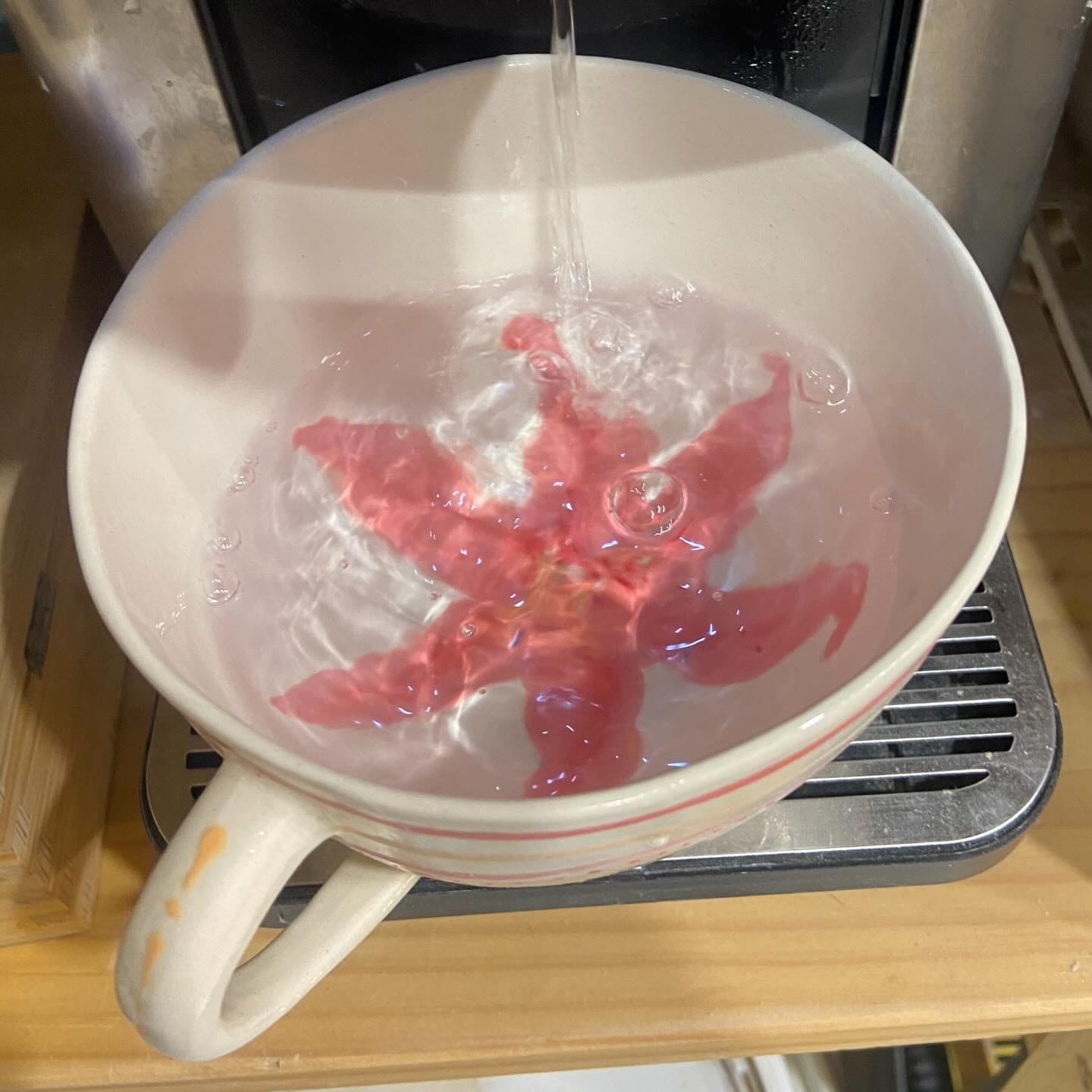 Water dat in de kom met de geschilderde lelie stroomt