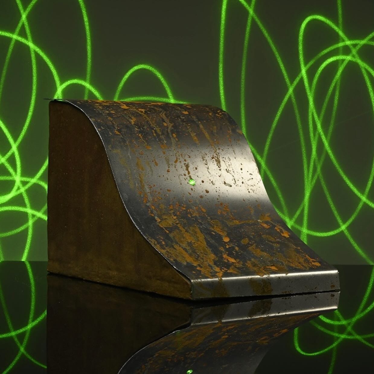Het stalen object voor groene lichtlijnen van een laser