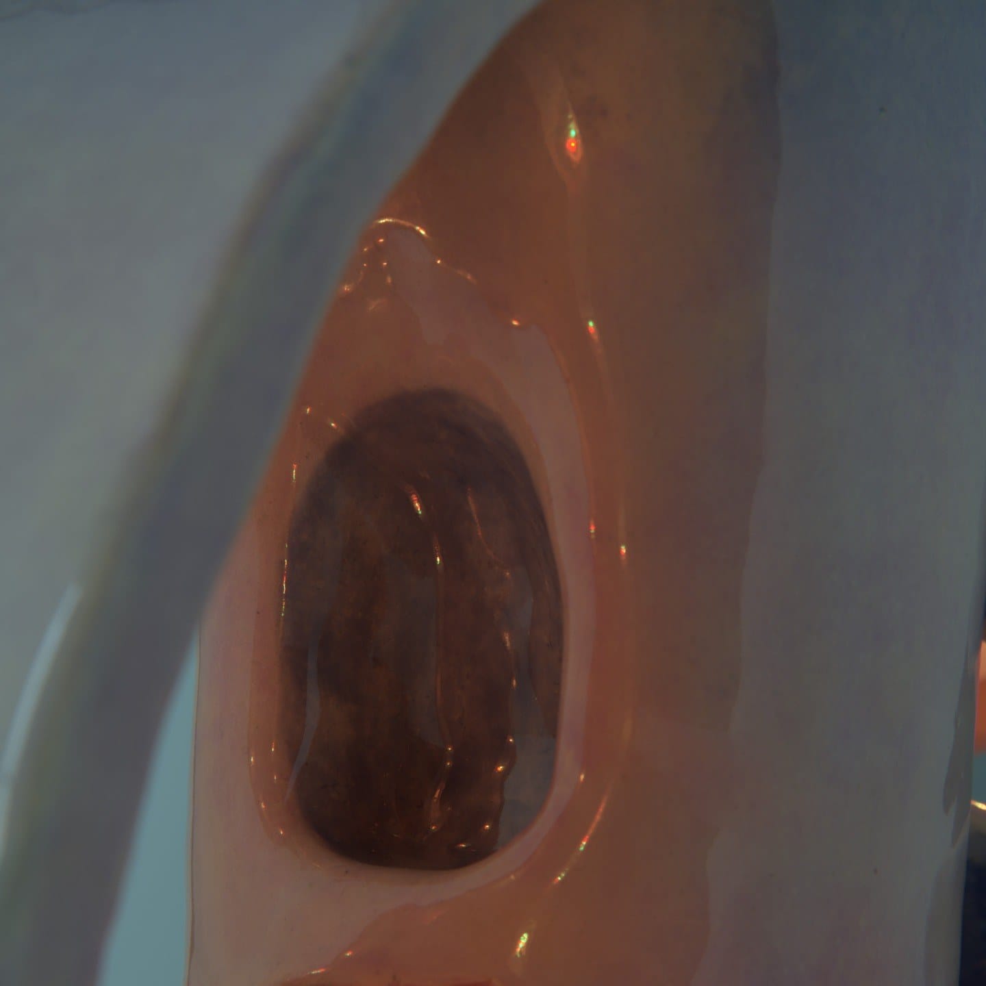 Detail van de opening in het lichtobject met warm licht erachter