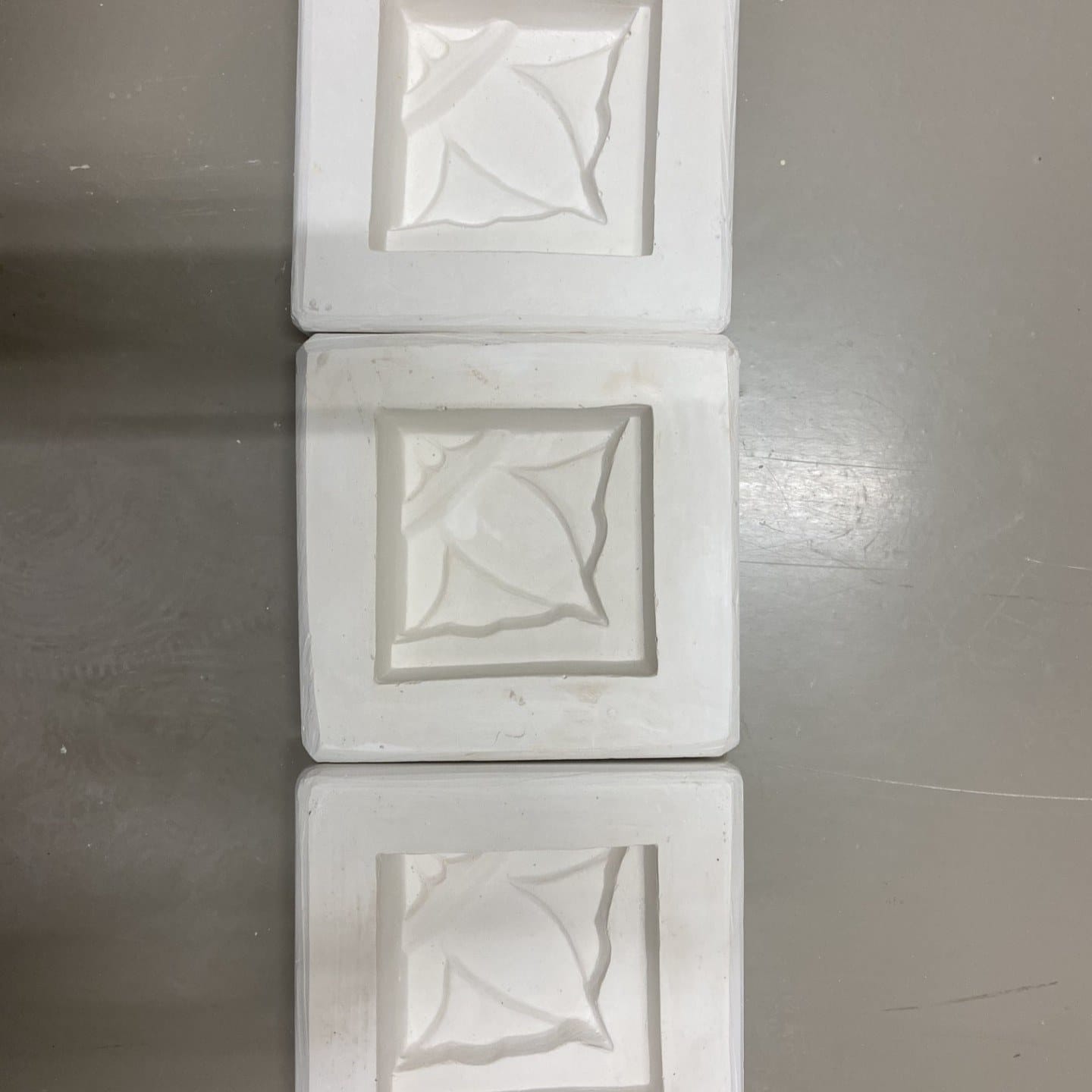 Drie gipsmallen voor de bladtegels