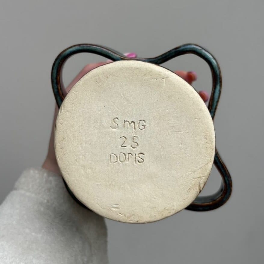 Onderkant van de beker met de inscriptie SMG 25 DORIS