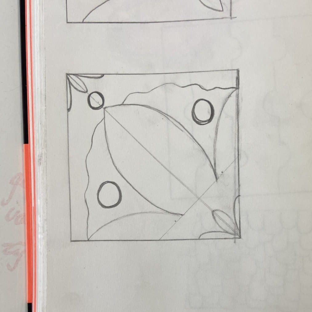 Potloodschets van het tegelontwerp in een schetsboek