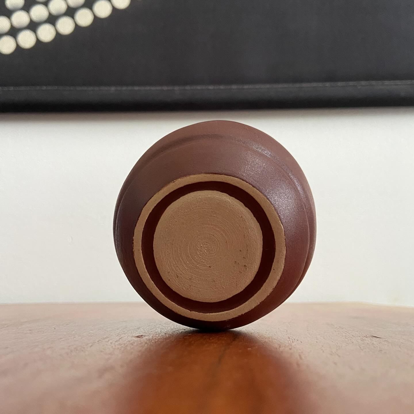 Onderkant van de roodbruine beker met de gedraaide voetring