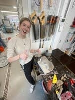 Lachend in de werkplaats van school
