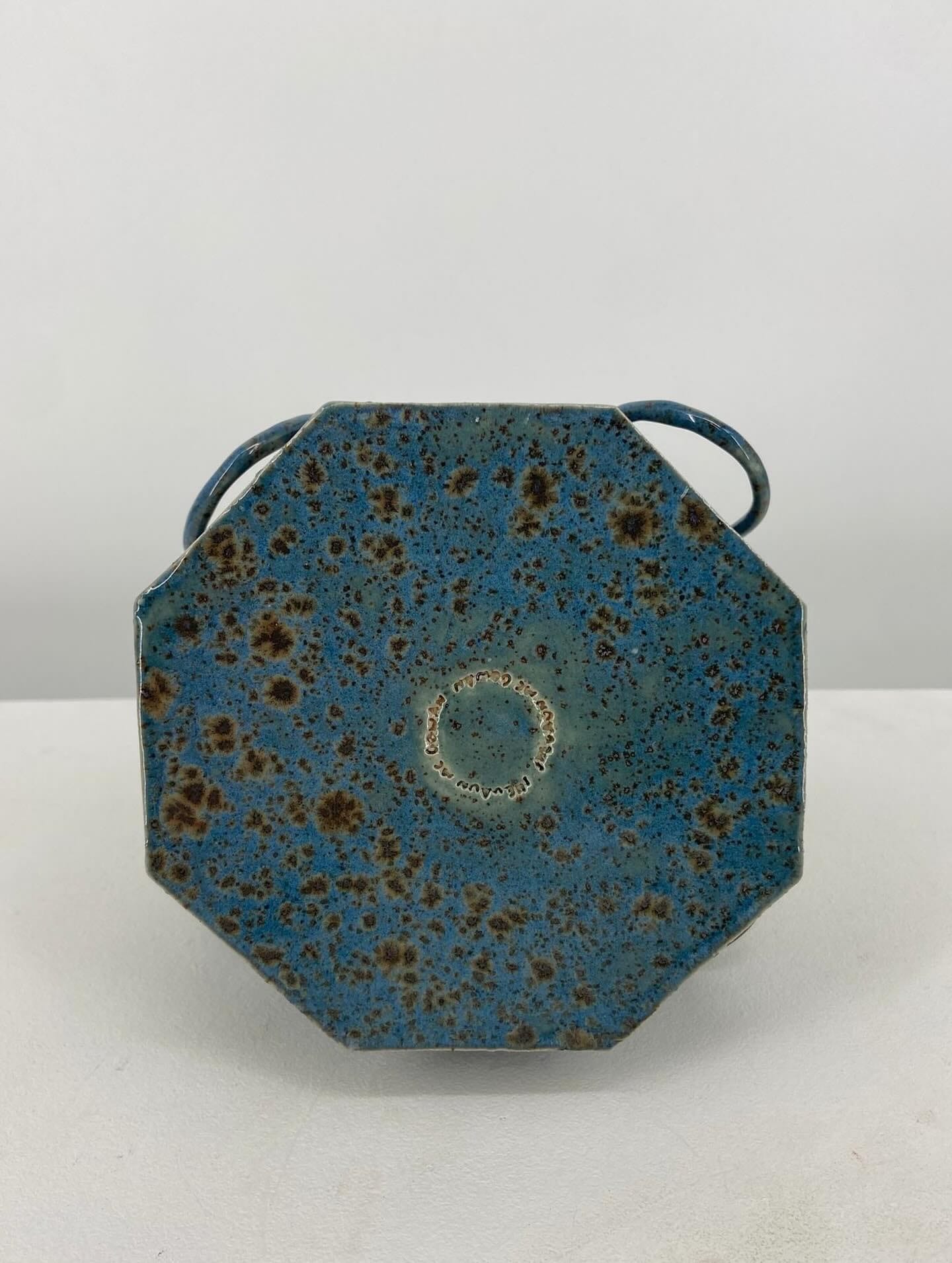 Onderkant van de achthoekige pot met gespikkeld blauw glazuur