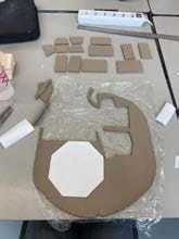 Platen klei met een achthoekige mal op een werktafel